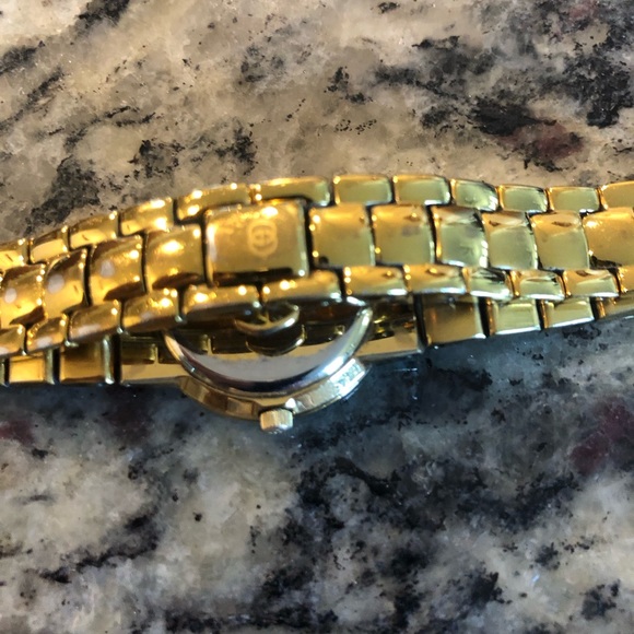 Ladies gold Gucci watch - Picture 4 of 6